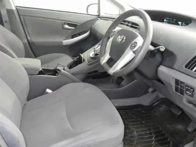 Toyota PRIUS  с аукциона в Японии