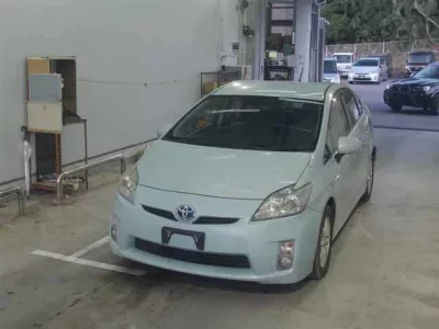 Toyota PRIUS  с аукциона в Японии