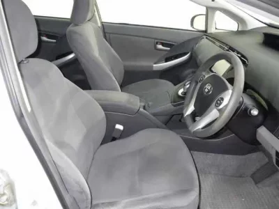 Toyota PRIUS  с аукциона в Японии