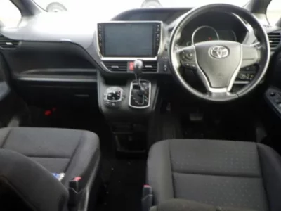 Toyota VOXY  с аукциона в Японии