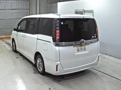 Toyota VOXY  с аукциона в Японии