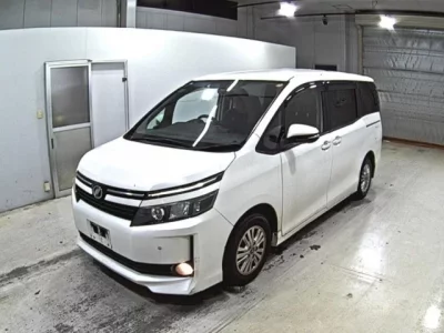 Toyota VOXY  с аукциона в Японии