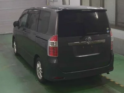 Toyota NOAH  с аукциона в Японии