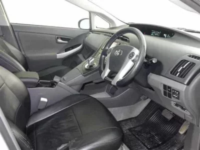 Toyota PRIUS  с аукциона в Японии