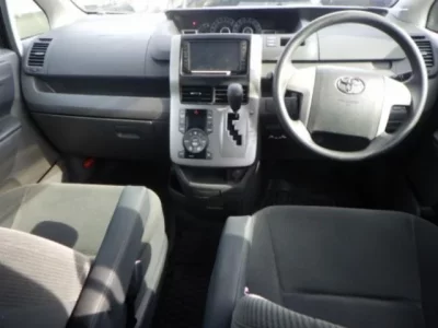 Toyota VOXY  с аукциона в Японии