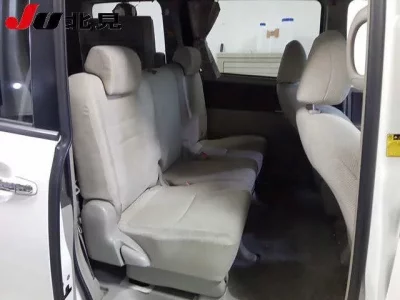 Toyota NOAH  с аукциона в Японии