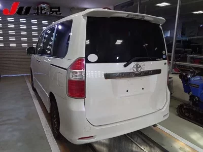 Toyota NOAH  с аукциона в Японии