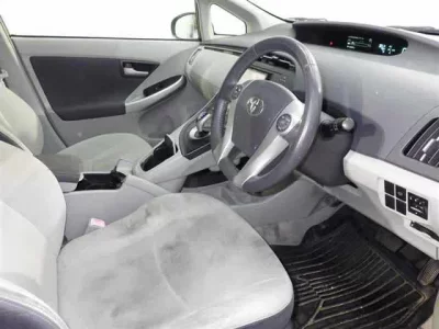 Toyota PRIUS  с аукциона в Японии