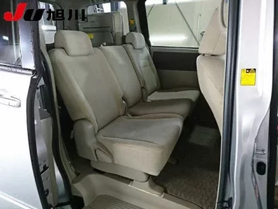 Toyota NOAH  с аукциона в Японии