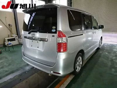 Toyota NOAH  с аукциона в Японии