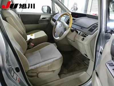 Toyota NOAH  с аукциона в Японии