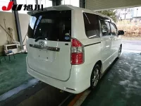 Toyota NOAH лот № 4310 оценка R  с аукциона в Японии 1
