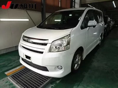 Toyota NOAH  с аукциона в Японии