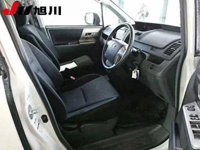 Toyota NOAH  с аукциона в Японии