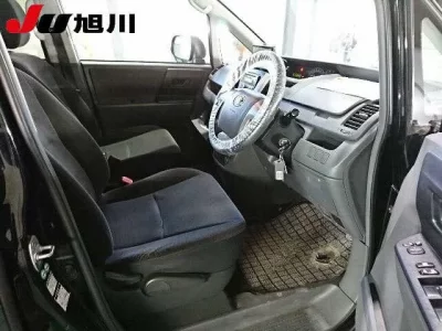 Toyota VOXY  с аукциона в Японии