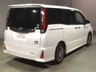 Toyota NOAH  с аукциона в Японии
