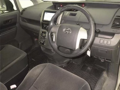 Toyota NOAH  с аукциона в Японии