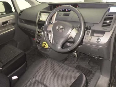 Toyota NOAH  с аукциона в Японии