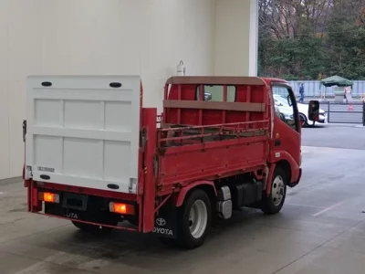 Toyota DYNA  с аукциона в Японии