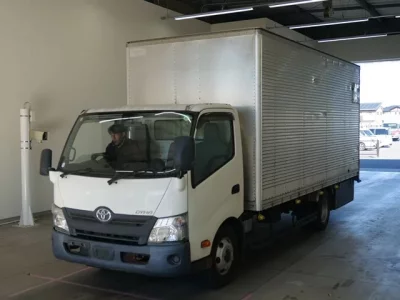 Toyota DYNA  с аукциона в Японии
