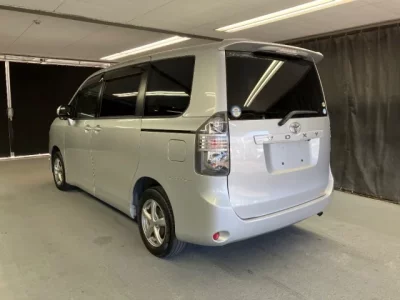 Toyota NOAH  с аукциона в Японии