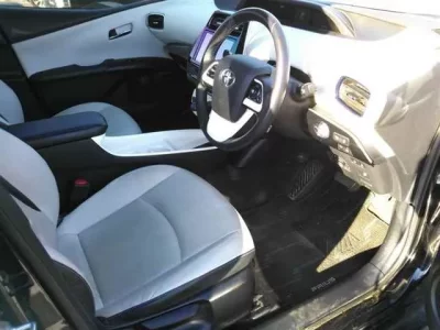 Toyota PRIUS  с аукциона в Японии