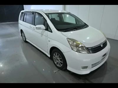 Toyota ISIS  с аукциона в Японии