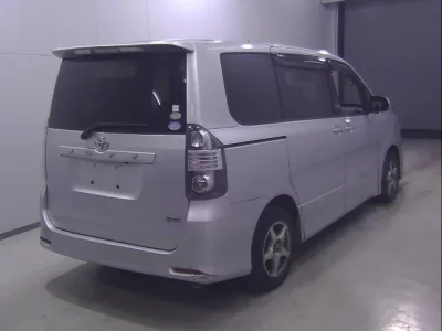 Toyota VOXY  с аукциона в Японии