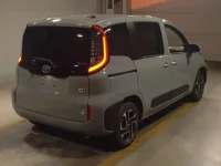 Toyota SIENTA лот № 2002 оценка 4  с аукциона в Японии 1