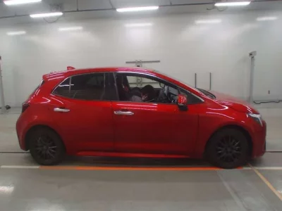 Toyota COROLLA SPORT  с аукциона в Японии