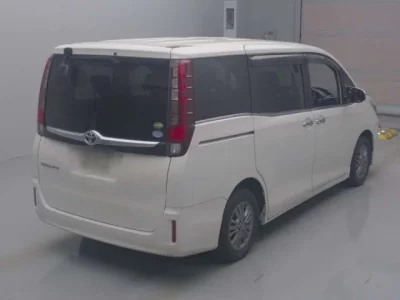 Toyota ESQUIRE  с аукциона в Японии