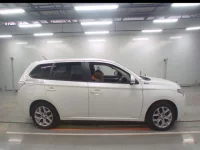 Mitsubishi OUTLANDER PHEV лот № 10050 оценка 4  с аукциона в Японии 2