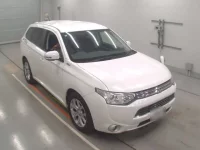 Mitsubishi OUTLANDER PHEV лот № 10050 оценка 4  с аукциона в Японии 4