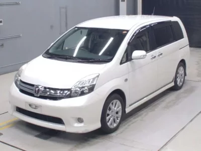 Toyota ISIS  с аукциона в Японии