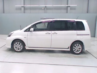 Toyota ISIS  с аукциона в Японии