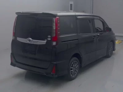 Toyota NOAH  с аукциона в Японии