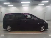 Toyota ISIS лот № 10260 оценка 3.5  с аукциона в Японии 2