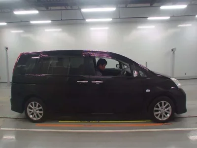 Toyota ISIS  с аукциона в Японии