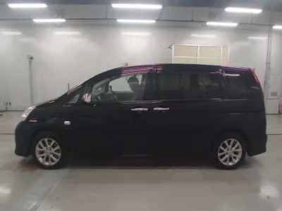 Toyota ISIS  с аукциона в Японии