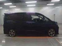 Toyota VOXY лот № 30004 оценка 3.5  с аукциона в Японии 2