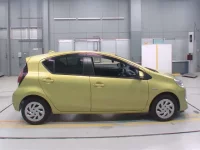 Toyota AQUA лот № 30040 оценка 3  с аукциона в Японии 2