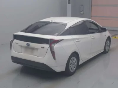 Toyota PRIUS  с аукциона в Японии