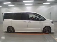 Toyota VOXY лот № 30071 оценка 4  с аукциона в Японии 2