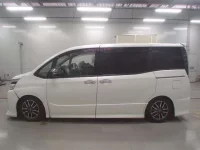 Toyota VOXY лот № 30071 оценка 4  с аукциона в Японии 3