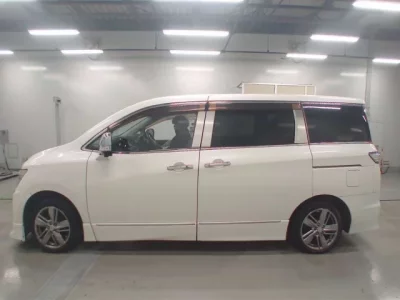 Nissan ELGRAND  с аукциона в Японии