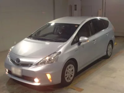 Toyota PRIUS ALPHA  с аукциона в Японии