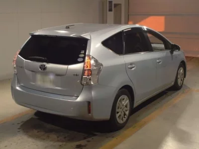 Toyota PRIUS ALPHA  с аукциона в Японии