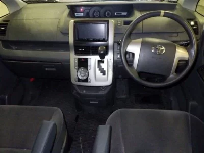 Toyota NOAH  с аукциона в Японии