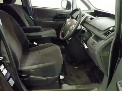 Toyota NOAH  с аукциона в Японии