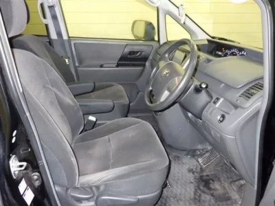 Toyota VOXY  с аукциона в Японии
